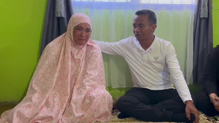 Ibu Sarina Wati, Hatimang (51) saat mengenang sosok anaknya yang meninggal terjebak kebakaran gedung DPRD Makassar.