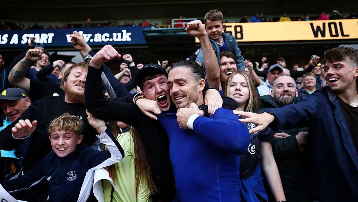 Grealish (berbaju biru) mulai mencuri hati para fan Everton berkat penampilannya. Foto: Getty Images/Dan Istitene