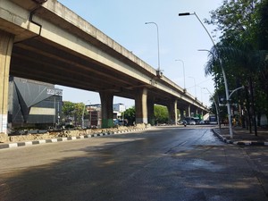Jalan Yos Sudarso Sudah Bisa Dilalui Pengendara, Petugas Masih Bersih-bersih