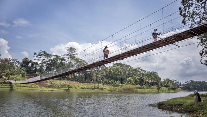 Jembatan Gantung Cicadas Bantu Warga Akses Desa Terisolasi Seorang anak berjalan di atas Jembatan Gantung Sungai Cicadas di Desa Karanganyar, Cililin, Kabupaten Bandung Barat, Jawa Barat, Minggu (31/8/2025). Vertical Rescue Indonesia (VRI) membangun jembatan gantung sepanjang 120 meter yang menghubungkan Desa Karanganyar, Kecamatan Cililin dengan Desa Suka Mulya, Kecamatan Cipongkor guna mempermudah masyarakat yang selama ini kesulitan mengakses layanan pendidikan, ekonomi, kesehatan, hingga administrasi kependudukan akibat kondisi geografis yang terisolasi. ANTARA FOTO/Abdan Syakura/foc.