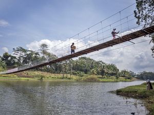 Jembatan Gantung Cicadas Bantu Warga Akses Desa Terisolasi