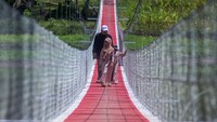 Vertical Rescue Indonesia (VRI) membangun jembatan sepanjang 120 meter yang menghubungkan Desa Karanganyar dengan Desa Suka Mulya, Kecamatan Cipongkor. Infrastruktur ini memudahkan mobilitas warga dalam kegiatan sehari-hari. ANTARA FOTO/Abdan Syakura