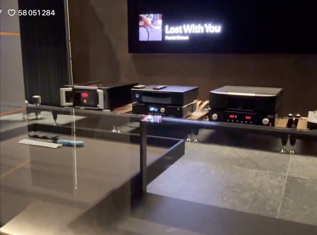 Dalam siaran langsungnya pada Jumat (29/8/2025), Jungkook BTS memperlihatkan sekilas isi rumahnya di area lantai dua. Dimulai dengan ruang televisi yang dilengkapi dengan speaker besar di samping TV, sofa kulit hitam yang elegan, serta meja kaca besar. Foto: dok. Weverse BTS