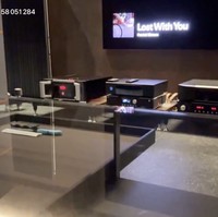 Dalam siaran langsungnya pada Jumat (29/8/2025), Jungkook BTS memperlihatkan sekilas isi rumahnya di area lantai dua. Dimulai dengan ruang televisi yang dilengkapi dengan speaker besar di samping TV, sofa kulit hitam yang elegan, serta meja kaca besar. Foto: dok. Weverse BTS