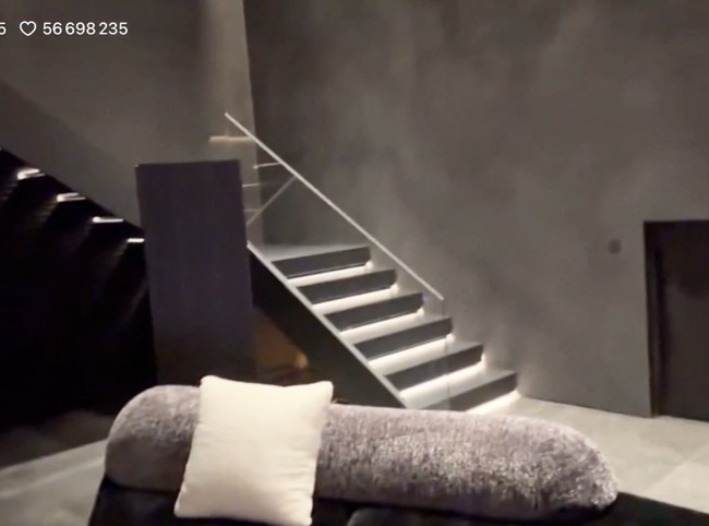 Rumah Jungkook BTS terkesan modern dengan desain minimalis dan sentuhan industrial. Mayoritas perabotan di rumahnya didominasi warna hitam. Foto: dok. Weverse BTS