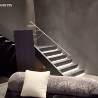 Rumah Jungkook BTS terkesan modern dengan desain minimalis dan sentuhan industrial. Mayoritas perabotan di rumahnya didominasi warna hitam. Foto: dok. Weverse BTS