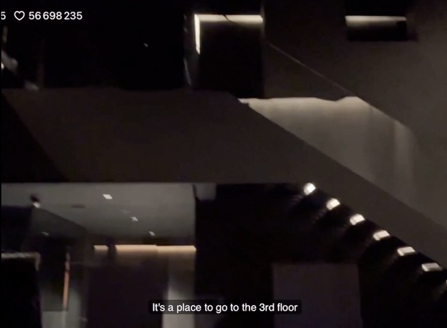 Pelantun ‘SEVEN’ itu kemudian menyorot tangga menuju lantai tiga rumahnya yang dibatasi oleh dinding kaca dan memberikan kesan aesthetic. Foto: dok. Weverse BTS