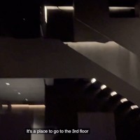 Pelantun ‘SEVEN’ itu kemudian menyorot tangga menuju lantai tiga rumahnya yang dibatasi oleh dinding kaca dan memberikan kesan aesthetic. Foto: dok. Weverse BTS