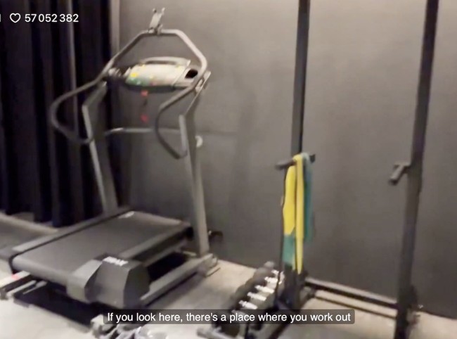 Meskipun rutin ke gym, Jungkook BTS tetap membuat ruang khusus untuk berolahraga yang dilengkapi dengan treadmill, pull up bar, dan barbel kecil. Foto: dok. Weverse BTS