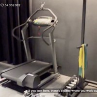 Meskipun rutin ke gym, Jungkook BTS tetap membuat ruang khusus untuk berolahraga yang dilengkapi dengan treadmill, pull up bar, dan barbel kecil. Foto: dok. Weverse BTS