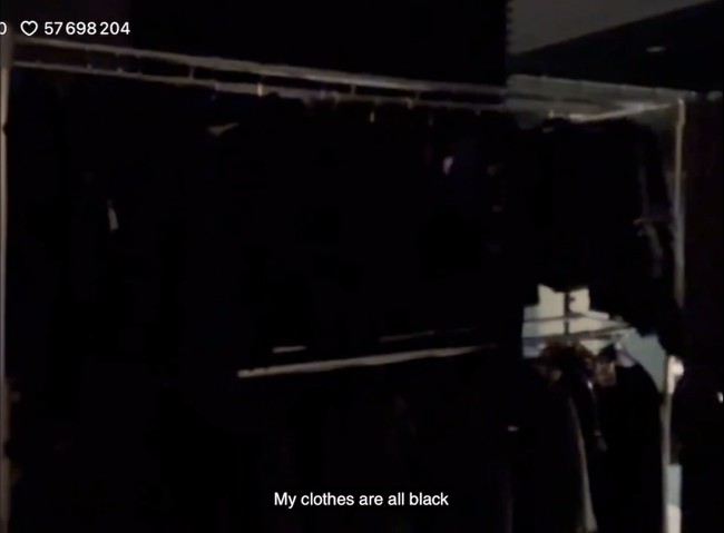 “Semua bajuku berwarna hitam,” seru Jungkook BTS sambil memperlihatkan rak gantung yang penuh dengan koleksi pakaian berwarna serupa. Gaya minimalis yang menjadi tema rumahnya juga tercermin dalam pilihan busananya. Foto: dok. Weverse BTS