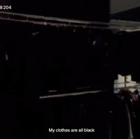 “Semua bajuku berwarna hitam,” seru Jungkook BTS sambil memperlihatkan rak gantung yang penuh dengan koleksi pakaian berwarna serupa. Gaya minimalis yang menjadi tema rumahnya juga tercermin dalam pilihan busananya. Foto: dok. Weverse BTS