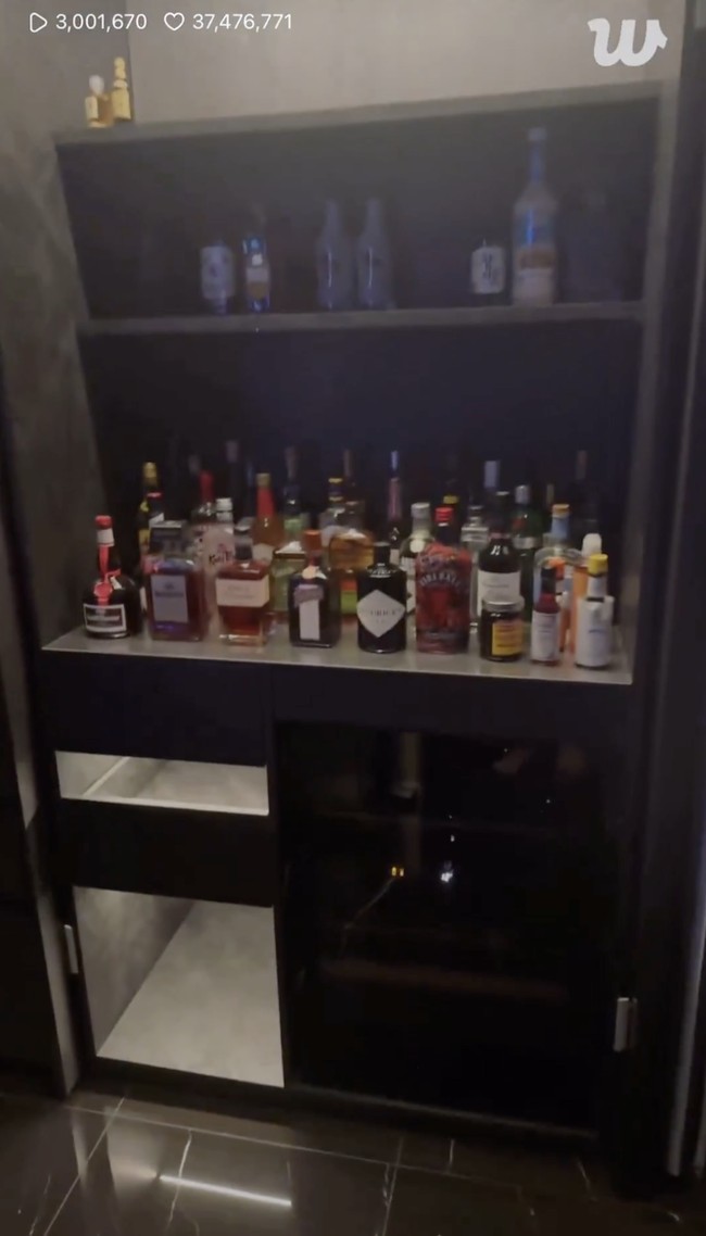 Sebelumnya dalam siaran langsung berbeda pada Rabu (18/12/2024),  Jungkook BTS sempat menunjukkan area mini bar yang mewah di rumahnya. Lengkap dengan berbagai jenis minuman alkohol dan gelas-gelas tertata rapi. Foto: dok. Weverse BTS