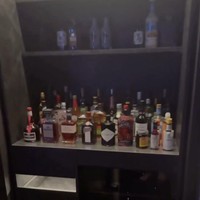Sebelumnya dalam siaran langsung berbeda pada Rabu (18/12/2024),  Jungkook BTS sempat menunjukkan area mini bar yang mewah di rumahnya. Lengkap dengan berbagai jenis minuman alkohol dan gelas-gelas tertata rapi. Foto: dok. Weverse BTS