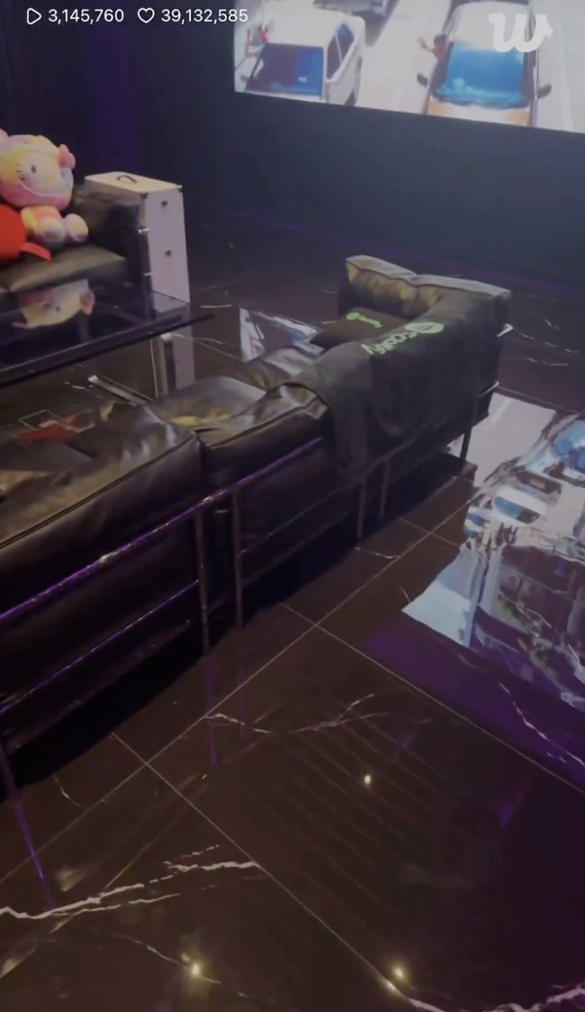 Tepat di samping meja bar, terdapat perlengkapan DJ dan speaker untuk menunjang hiburan di rumahnya. Ia juga menyiapkan area khusus karaoke dengan proyektor besar dan sofa yang nyaman. Foto: dok. Weverse BTS