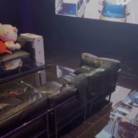 Tepat di samping meja bar, terdapat perlengkapan DJ dan speaker untuk menunjang hiburan di rumahnya. Ia juga menyiapkan area khusus karaoke dengan proyektor besar dan sofa yang nyaman. Foto: dok. Weverse BTS