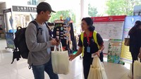 Dalam kegiatan Rel Perjuangan untuk Bumi Merdeka ini, totebag juga diberikan pendidik dan siswa pada pejalan yang membawa kantong plastik saat bepergian. Sebelumnya, siswa di sekolah diajak ikut gerakan pantang plastik. Caranya antara lain membawa botol minum isi ulang, kemasan makanan tanpa plastik, sajian makanan kantin tanpa plastik, dan suguhan tamu tanpa kemasan plastik sekali pakai.Sementara itu, dengan membagikan benih sayuran, pejalan diajak ikut serta menghijaukan lingkungan, baik di rumah, sekolah, atau tempat kerja. Foto: Dok Yayasan Tarakanita Wilayah Surabaya