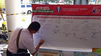 Pengunjung, siswa, dan petugas di stasiun menuliskan pesan, harapan, dan komitmen terhadap lingkungan sebagai bagian dari refleksi diri. Foto: Dok Yayasan Tarakanita Wilayah Surabaya