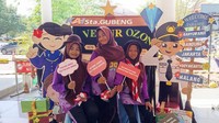 Para pengguna kereta juga diajak membagikan pengalamannya di kampanye ke media sosial. Jika berfoto di stand bertema kereta dan lingkungan di stasiun, pengunjung diberi bingkisan.Untuk menarik perhatian para pejalan, siswa juga memainkan lagu-lagu daerah dan lagu-lagu nasional. Foto: Dok Yayasan Tarakanita Wilayah Surabaya