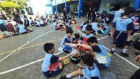 Secara berkala, siswa diajak membuat ekoenzim dari kulit buah. Tujuannya agar siswa tahu bahwa sampah organik dapat dimanfaatkan, tahu manfaatnya, dan tahu cara membuatnya. Hasil ekoenzim siswa dipakai sebagai bahan pembersih lantai, sabun pencuci tangan dan piring, serta desinfektan. Foto: Dok Yayasan Tarakanita Wilayah Surabaya