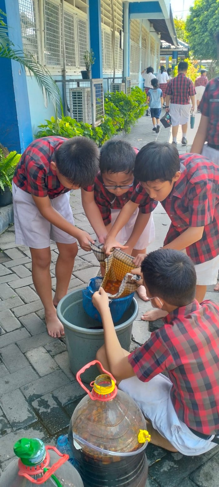 Kampanye lingkungan di Stasiun Gubeng. Kampanye lingkungan di Stasiun Gubeng.