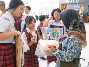 Sambut Hari Ozon, Siswa Tarakanita Kampanye Lingkungan di Stasiun Gubeng