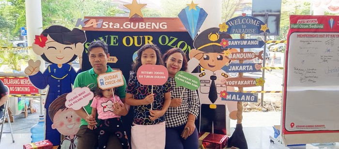 Kampanye lingkungan di Stasiun Gubeng. Kampanye lingkungan di Stasiun Gubeng.