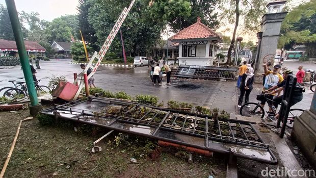 Penampakan Kantor Bupati Banyumas usai demo ricuh, Minggu (31/8/3035).