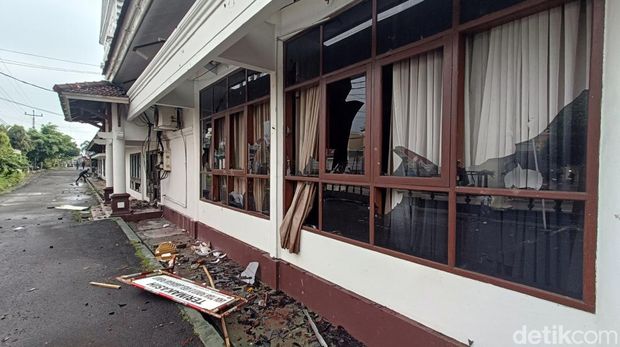 Kaca di kompleks Kantor Bupati Banyumas pecah dirusak massa, Minggu (31/8/2025).