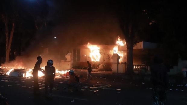 Kantor Polsek Tegalsari Surabaya dibakar massa perusuh.