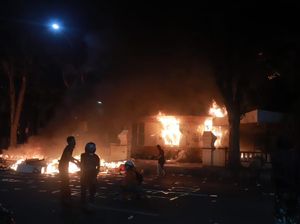 Polsek Tegalsari Surabaya Ludes Dibakar Perusuh