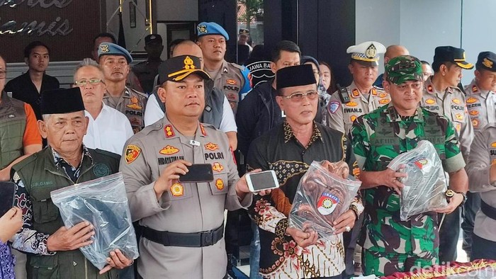 Kapolres Ciamis AKBP Hidayatullah bersama Forkopimda Ciamis press rilis aksi pengrusakan Gedung DPRD Ciamis.