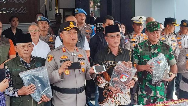 Kapolres Ciamis AKBP Hidayatullah bersama Forkopimda Ciamis press rilis aksi pengrusakan Gedung DPRD Ciamis.