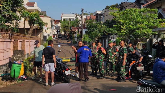 Kondisi kawasan rumah Menkeu Sri Mulyani terpantau kondusif di Jl Mandar, Bintaro Tangerang Selatan, Minggu (31/8/2025).