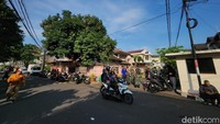 Kondisi kawasan rumah Menkeu Sri Mulyani terpantau kondusif di Jl Mandar, Bintaro Tangerang Selatan, Minggu (31/8/2025). 