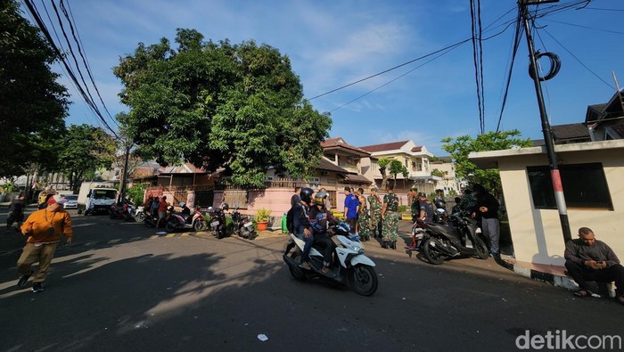 Kawasan Rumah Sri Mulyani Kondusif Pagi Ini, TNI Siaga Kondisi kawasan rumah Menkeu Sri Mulyani terpantau kondusif di Jl Mandar, Bintaro Tangerang Selatan, Minggu (31/8/2025).