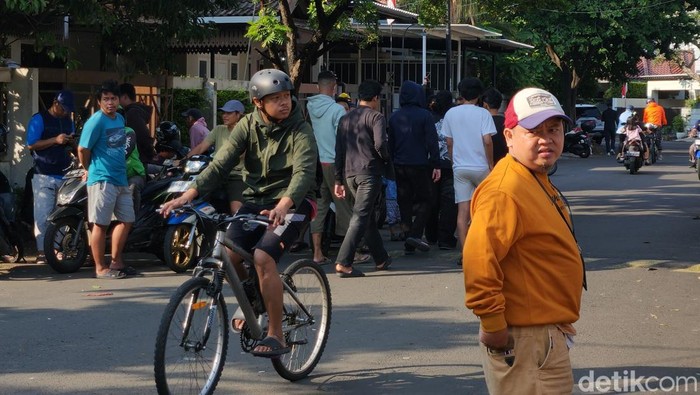 Kondisi kawasan rumah Menkeu Sri Mulyani terpantau kondusif di Jl Mandar, Bintaro Tangerang Selatan, Minggu (31/8/2025).