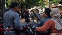Beberapa anggota TNI juga terlihat keluar masuk rumah. Menurut kesaksian Olaf (34), warga setempat, penjarahan terjadi dalam dua gelombang. “(Penjarahan) yang ke dua itu setengah 3 (02.30 WIB). Gelombang 1-nya setengah satu (00.30 WIB),” ujar Olaf saat ditemui di lokasi.