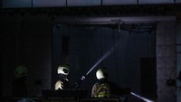 Petugas pemadam kebakaran melakukan pendinginan gedung markas Gegana yang terbakar di Jalan Kramat Raya, Senen, Jakarta, Minggu (31/8/2025). Kebakaran terjadi di gedung yang dalam keadaan kosong dan tidak ada aktivitas, diduga akibat ulah oknum iseng. ANTARA FOTO/Asprilla Dwi Adha