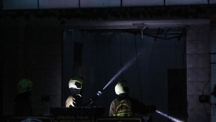 Kebakaran Markas Gegana di Jakarta, Diduga Ulah Oknum Iseng Petugas pemadam kebakaran dan petugas PLN memeriksa gedung markas Gegana yang terbakar di Jalan Kramat Raya, Senen, Jakarta, Minggu (31/8/2025). Sebanyak 60 petugas dan 12 unit mobil pemadam kebakaran dikerahkan untuk memadamkan kebakaran gedung markas Gegana yang dalam keadaan kosong dan tidak ada aktivitas itu diduga ada oknum yang iseng sehingga terjadi kebakaran. ANTARA FOTO/Asprilla Dwi Adha/bar