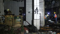 Tidak ada korban jiwa maupun cedera dalam insiden ini karena gedung dalam keadaan kosong saat kebakaran. Polisi masih menyelidiki penyebab pasti dan kemungkinan adanya unsur kesengajaan. ANTARA FOTO/Asprilla Dwi Adha