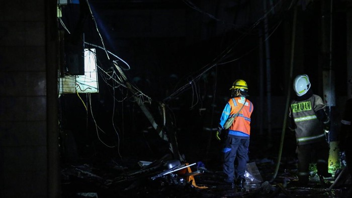 Petugas pemadam kebakaran dan petugas PLN memeriksa gedung markas Gegana yang terbakar di Jalan Kramat Raya, Senen, Jakarta, Minggu (31/8/2025). Sebanyak 60 petugas dan 12 unit mobil pemadam kebakaran dikerahkan untuk memadamkan kebakaran gedung markas Gegana yang dalam keadaan kosong dan tidak ada aktivitas itu diduga ada oknum yang iseng sehingga terjadi kebakaran. ANTARA FOTO/Asprilla Dwi Adha/bar