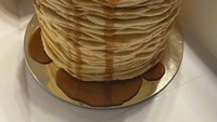 Kue tumpukan pancake karya Caliandthemouse tampak sangat nyata. Sirup maple dan lelehan mentega di atasnya membuat banyak orang takjub. Foto: Boredpanda