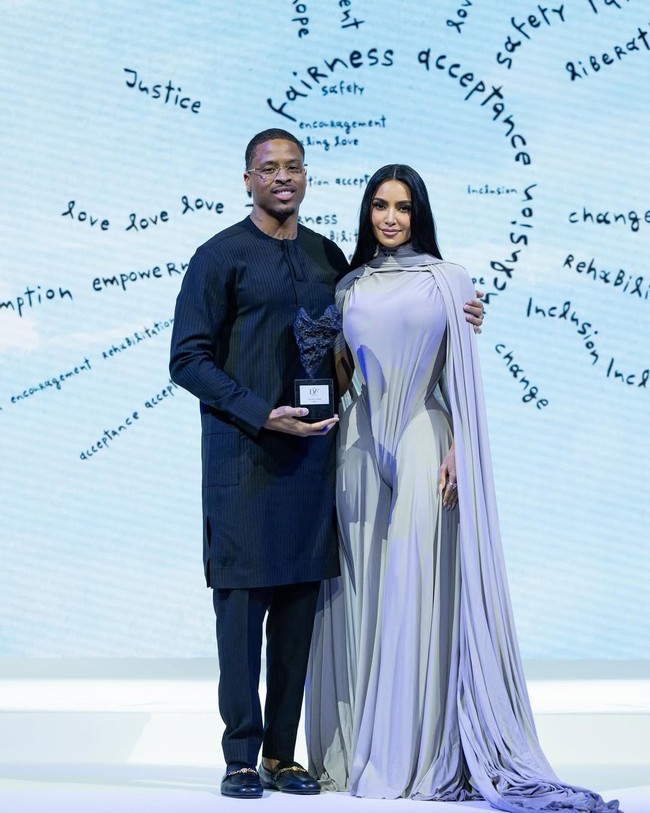 Tak sedikit pula yang membela Kim. Beberapa menyebut tampilannya avant-garde dengan komentar seperti, “Aku suka dramanya, baby,” dan “Sebenarnya ini diam-diam menawan.” Foto: Instagram/@kimkardashian