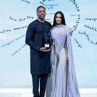 Tak sedikit pula yang membela Kim. Beberapa menyebut tampilannya avant-garde dengan komentar seperti, “Aku suka dramanya, baby,” dan “Sebenarnya ini diam-diam menawan.” Foto: Instagram/@kimkardashian