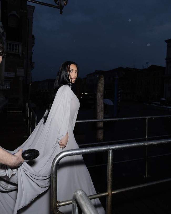 Busana kontroversial tersebut ia kenakan saat menerima DVF Leadership Award berkat kiprahnya dalam reformasi peradilan pidana. Foto: Instagram/@kimkardashian