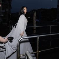 Busana kontroversial tersebut ia kenakan saat menerima DVF Leadership Award berkat kiprahnya dalam reformasi peradilan pidana. Foto: Instagram/@kimkardashian