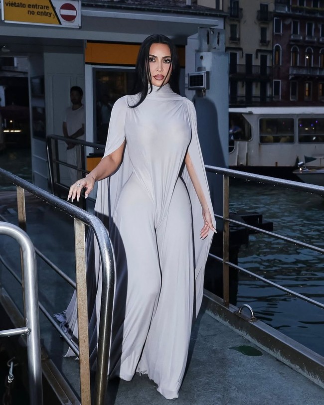 Kim Kardashian memakai gaun abu-abu menerawang yang pertama kali ditampilkan dalam runway Maison Margiela Fall 2025, belum lama ini. Foto: Instagram/@kimkardashian