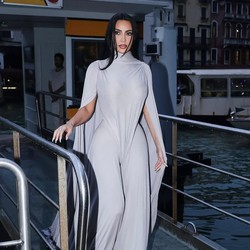 Kim Kardashian Bela Anak Cat Rambut Biru, Tato dan Piercing di Usia 12 Tahun