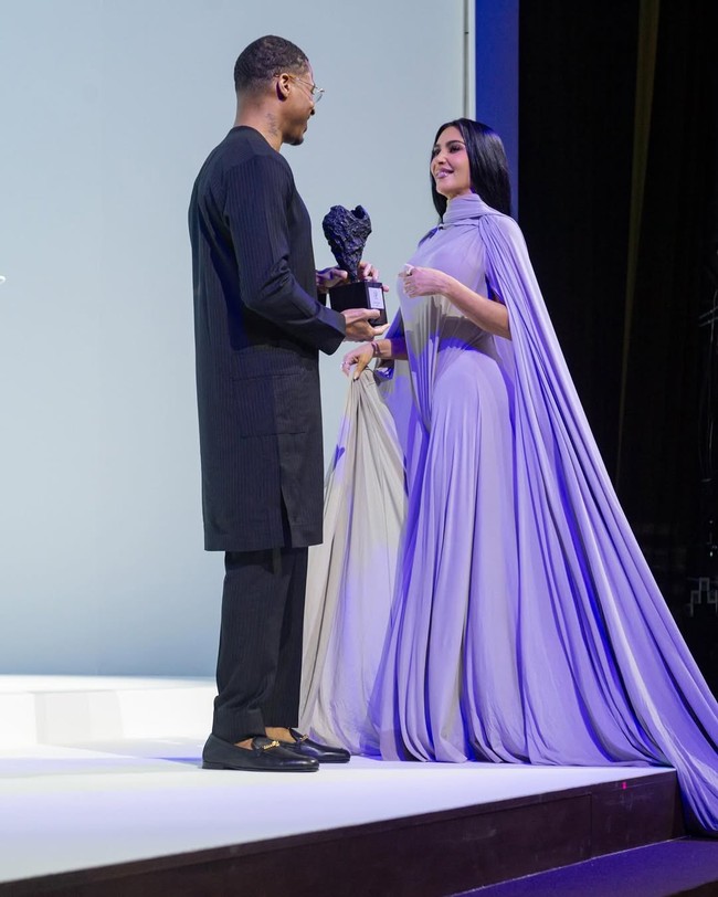 Ada yang menulis, “Apa ini Bene Gesserit versi camel toe?”, merujuk pada film Dune. Komentar lain menyebut, “Yang saya lihat cuma sprei dan wedgies.”  Foto: Instagram/@kimkardashian